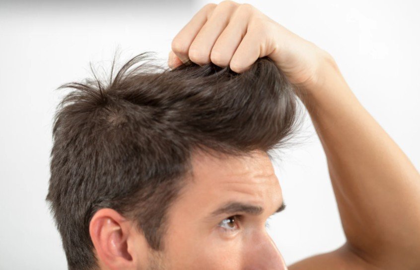 Paciente en consulta de restauración capilar en Dharma Hair, clínica especializada en Medellín
