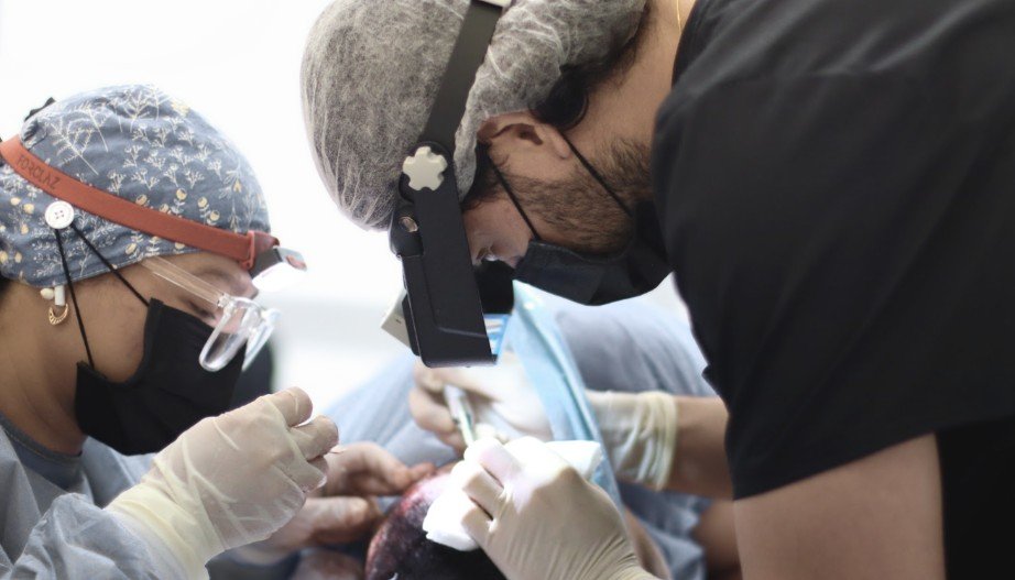 Paciente con cabello canoso antes de procedimiento capilar en Dharma Hair, Medellin, Colombia