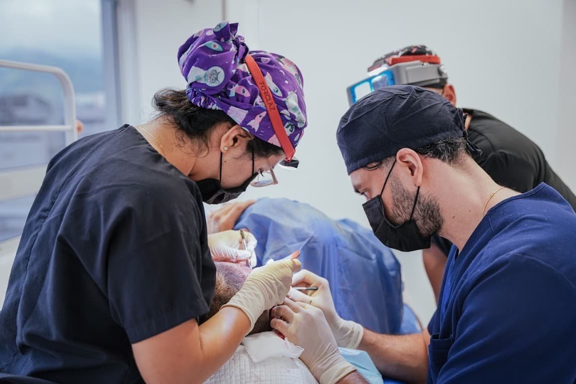 Restauración capilar para mujeres con pérdida de densidad, Dharma Hair Medellín