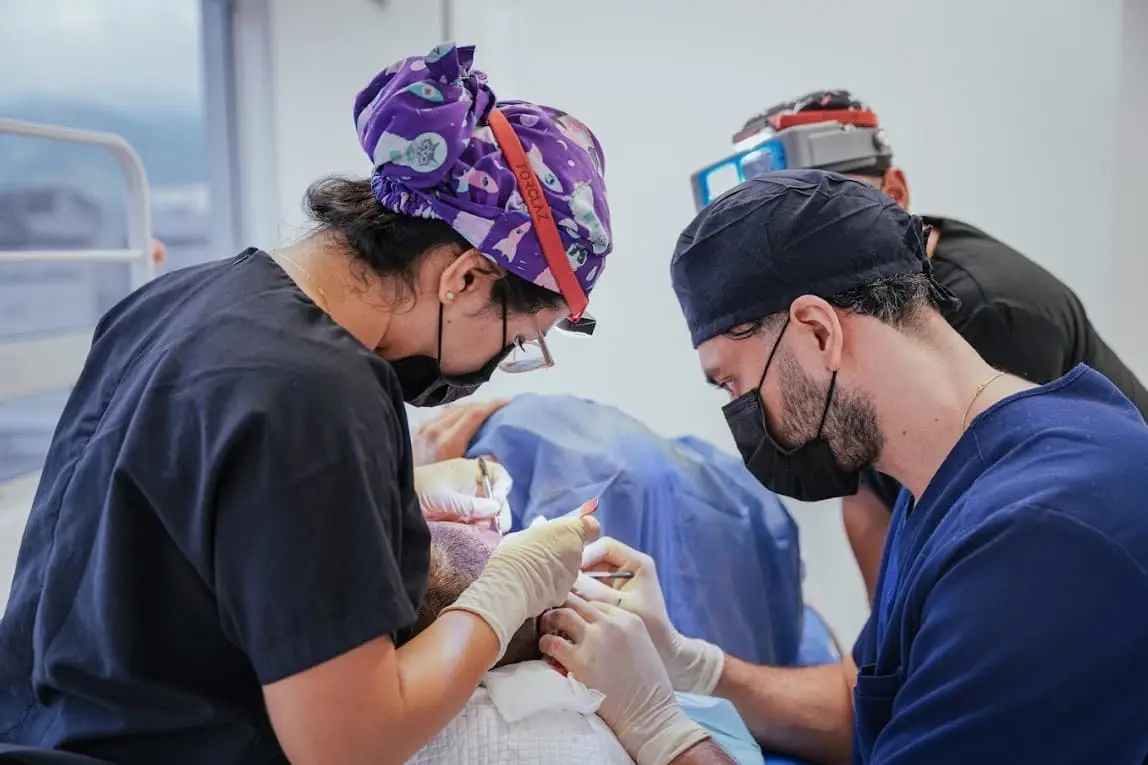 Restauración capilar para mujeres: selección folicular personalizada en Dharma Hair, Medellín