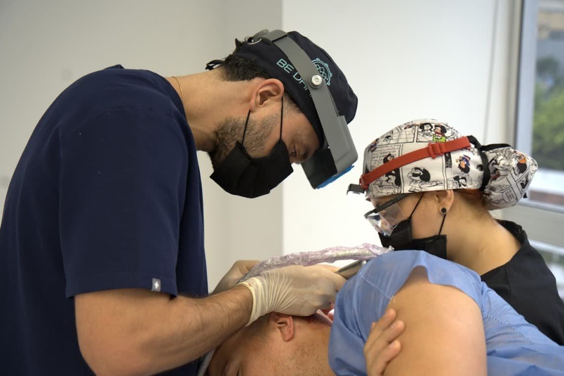 Advanced FUE procedure being performed at Dharma Hair clinic Medellin