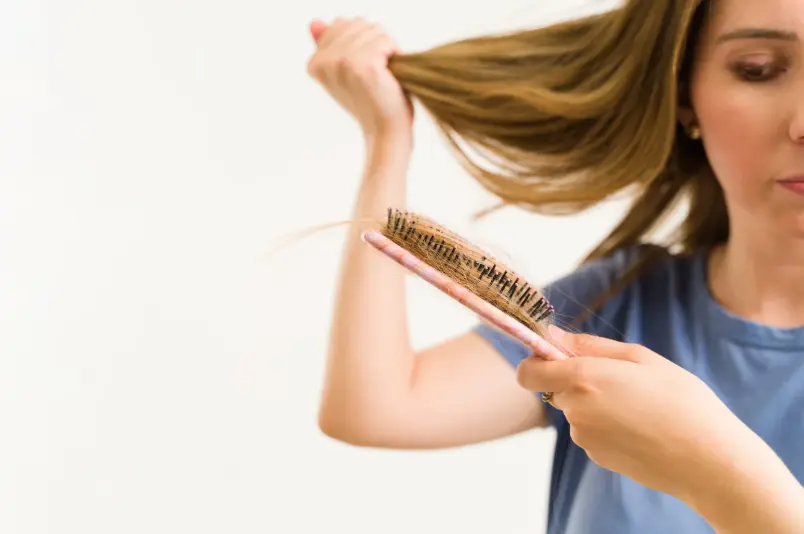 Causas de la caída del cabello en mujeres-Dharma Hair Medellín